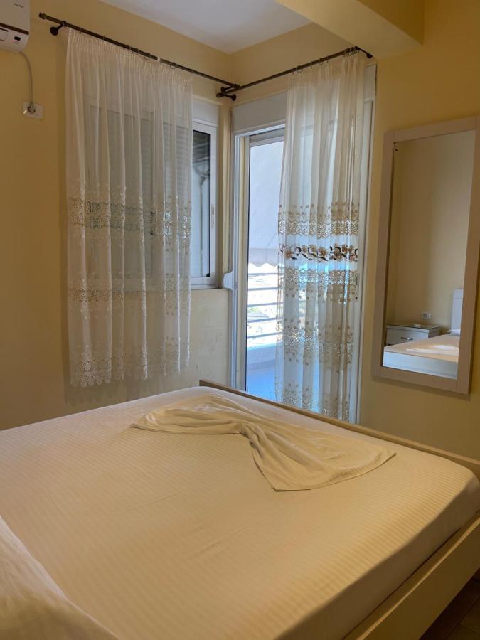 Oni'S Apartments Sarandë Esterno foto