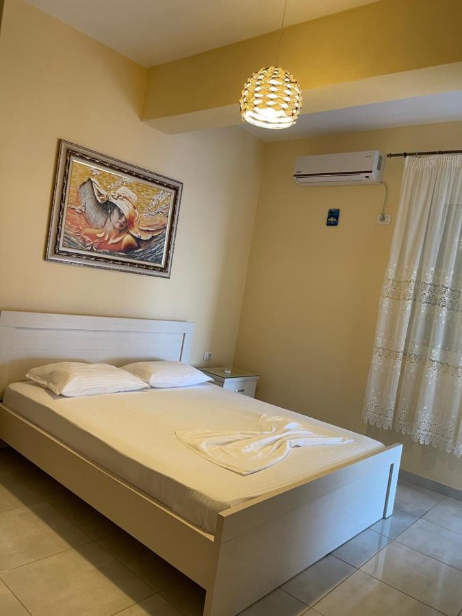 Oni'S Apartments Sarandë Esterno foto