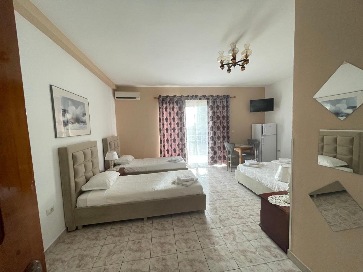 Oni'S Apartments Sarandë Esterno foto