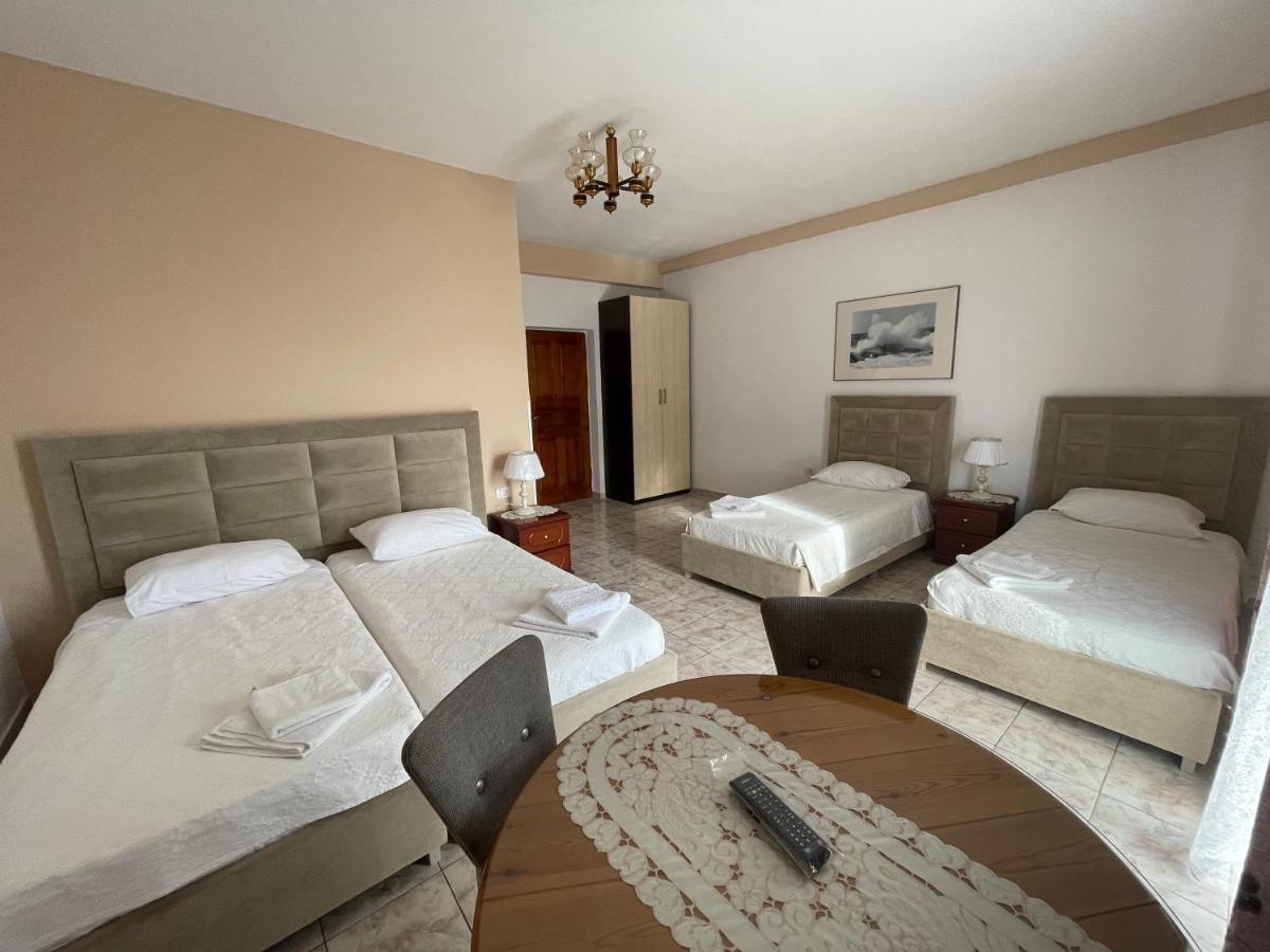 Oni'S Apartments Sarandë Esterno foto