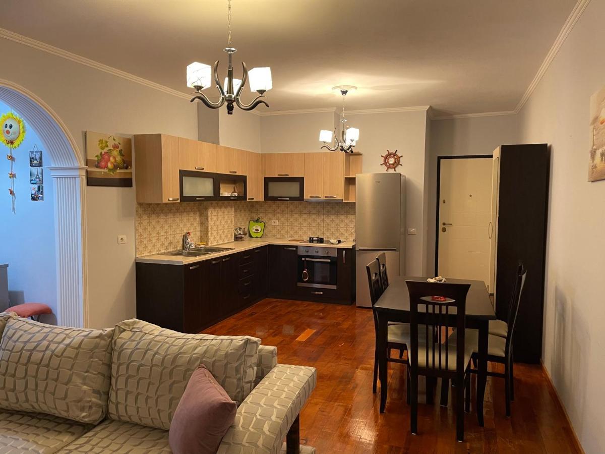 Oni'S Apartments Sarandë Esterno foto