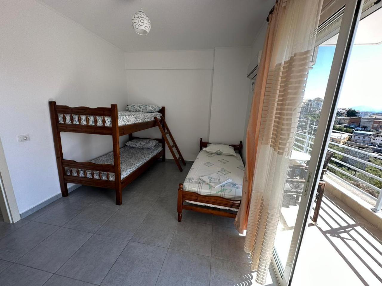 Oni'S Apartments Sarandë Esterno foto